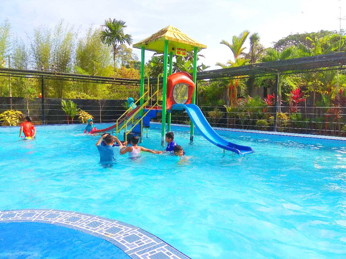 Kolam renang dan wahana anak di Taman Salma Shofa