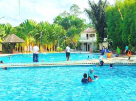 pengunjung bermain di kolam renang Rumah Ulin Arya