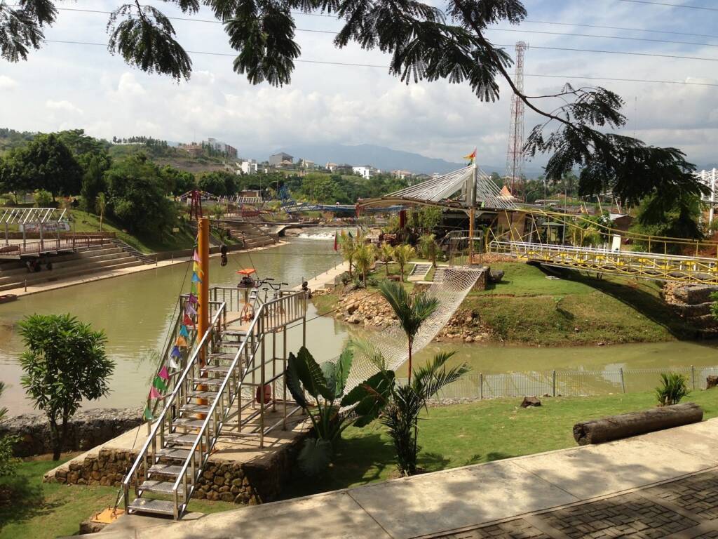 asar Ah Poong di siang hari dengan pemandangan alam dan sungainya.