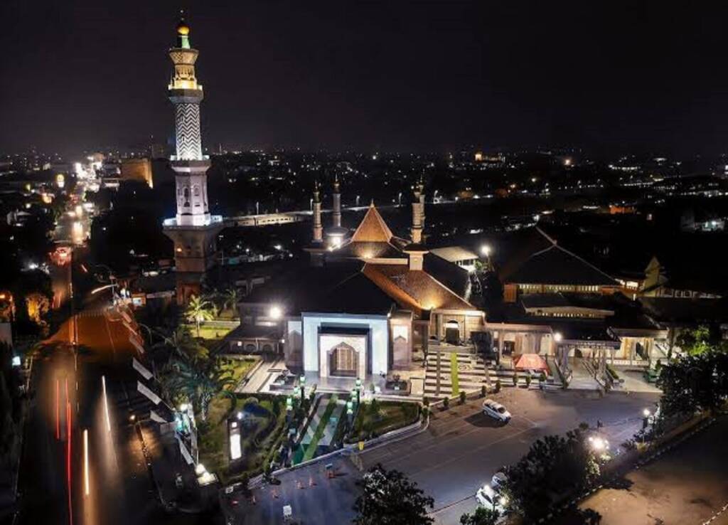 Keindahan Masjid Raya At Taqwa Cirebon di waktu malam.