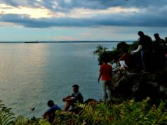 menikmati senja di pantai batu-batu banua patra