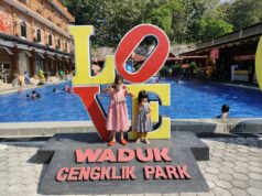 Menyegarkan Diri di Kolam Renang Waduk cengklik park