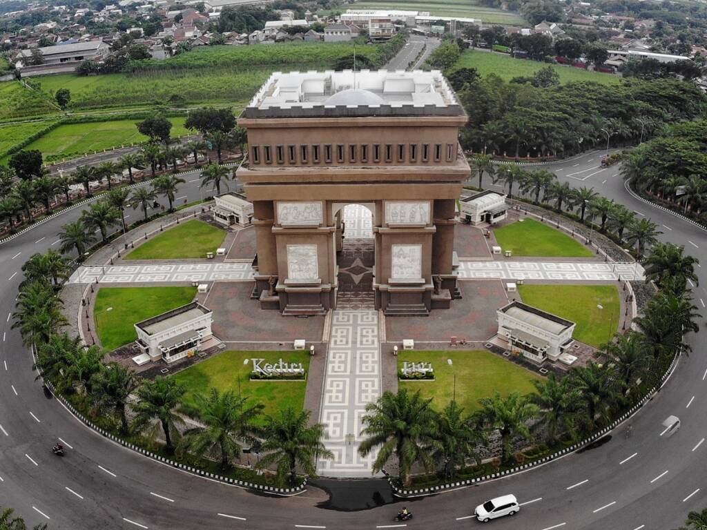 Monumen Simpang Lima Gumul Kediri berdiri dengan megahnya.