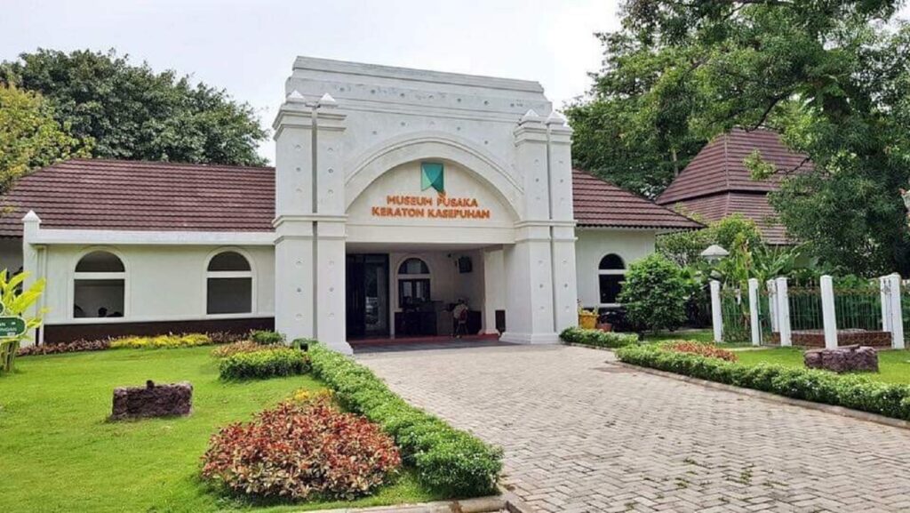Museum Pusaka Keraton menjadi daya tarik lainnya dari Keratonn Kasepuhan Cirebon.