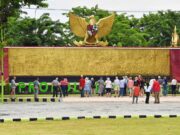 Beberapa pengunjung yang berfoto di patung garuda di Alun-alun Probolinggo