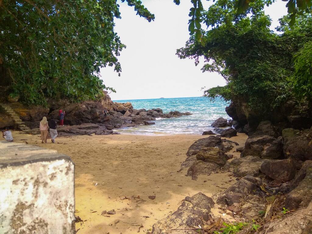 Area tepi Pantai Batu-Batu Banua Patra dengan batuan karang