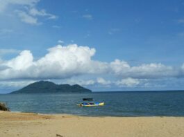 Pemandangan laut di Pantai Kura-kura Bengkayang