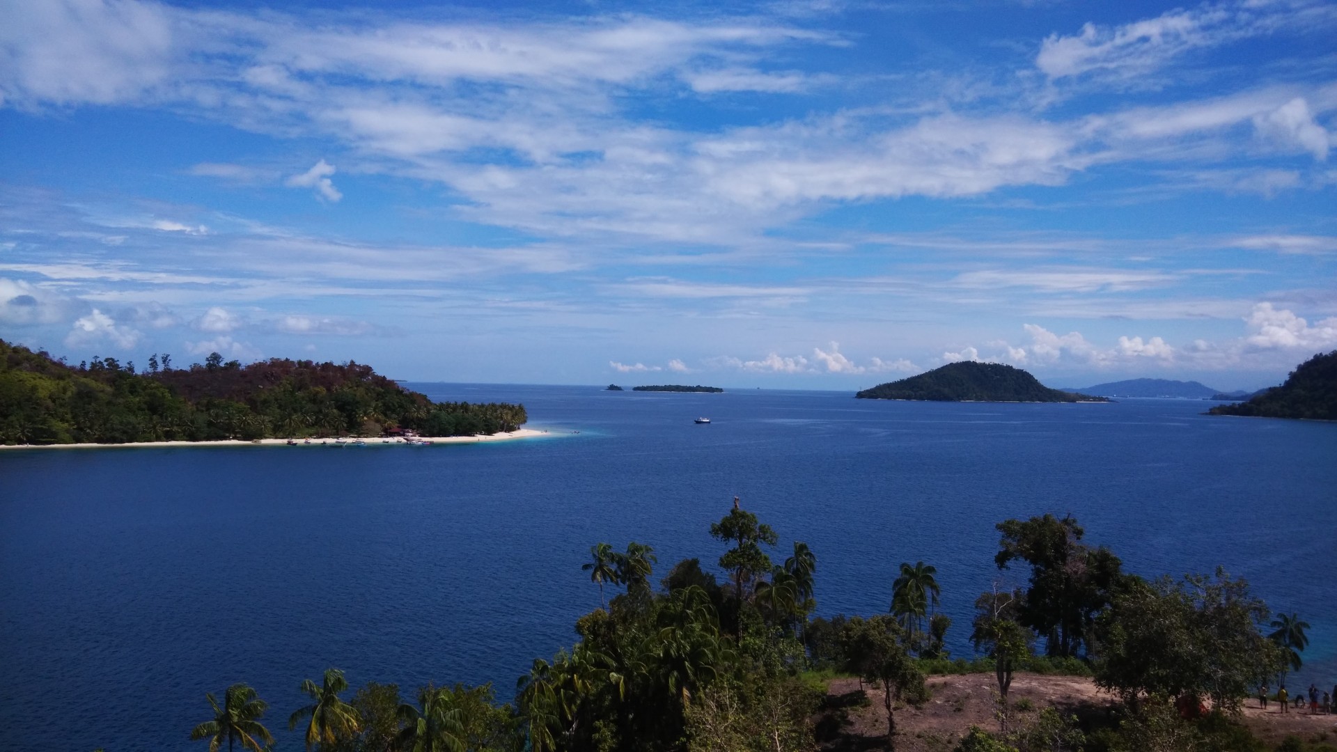 Pemandangan Pulau Pamutusan dan lautnya dari atas bukit