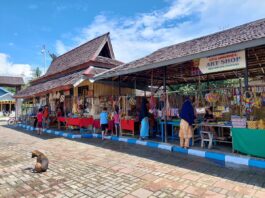 Pusat souvenir khas Dayak