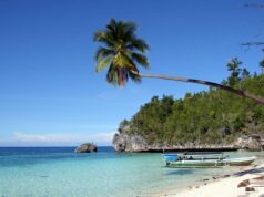 Pesona Teluk Tomini di salah satu pulau di Kepulauan Togean