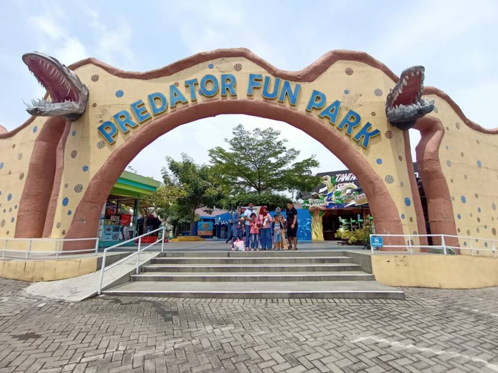 Taman hiburan Predator Fun Park di Kota Batu mengambil tema reptil.