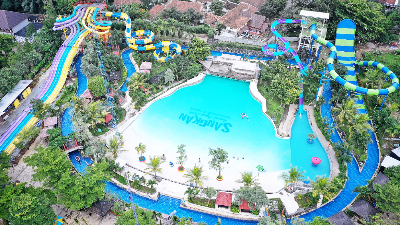 Sangkan Resort Aqua Park Kuningan memiliki aneka wahana air yang fantastis.