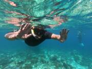 pengunjung yang sedang snorkeling di Gili Air