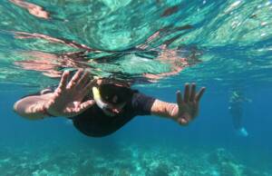 pengunjung yang sedang snorkeling di Gili Air