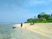 Suasana tenang di Pantai Cibuaya Ujung Genteng