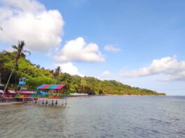 suasana tepi pantai Klara dengan hiasan penuh warna