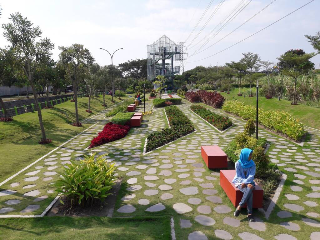 Taman Hijau SLG merupakan ruang terbuka yang cocok untuk wisata keluarga di Kediri.