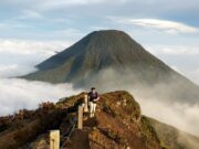 Menyaksikan Gunung Gede dari puncak Gunung Pangrango di Taman Nasional Gunung Gede Pangrango.