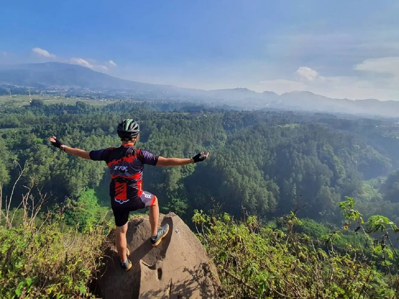 Menikmati panorama hamparan hutan dan pegunungan dari atas Tebing Karaton.