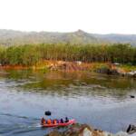 Wisatawan naik perahu berkeliling Danau yang ada di Gunung Tampomas
