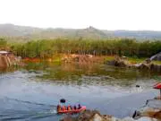 Wisatawan naik perahu berkeliling Danau yang ada di Gunung Tampomas