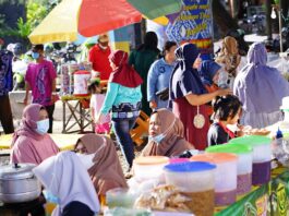 Penjual kuliner di Wisata Mawarung Baimbai