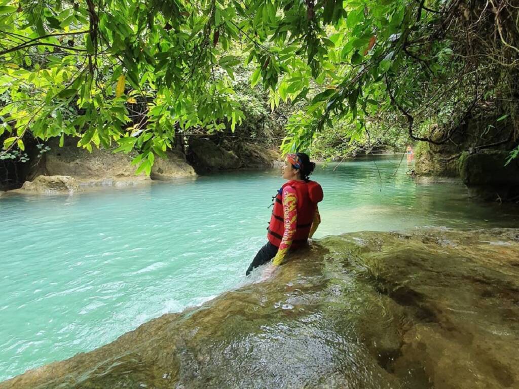 Wisata Sungai Citumang dengan aliran sungai kehijauan.
