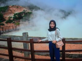 Kawah yang masih mengelurkan material vulkanik