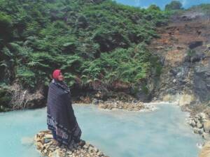 Sumber mata air panas di Kawah Candradimuka