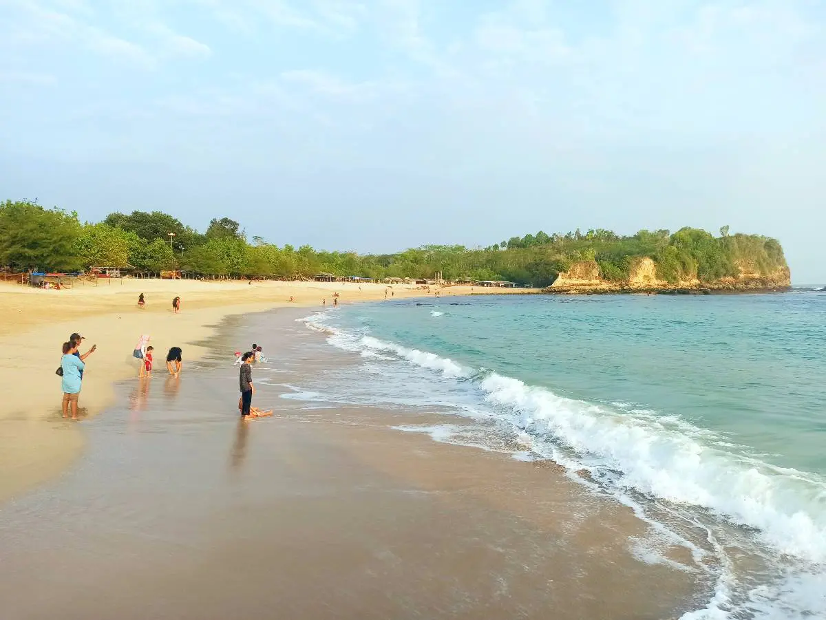 wisatawan bermain di pantai tambakrejo