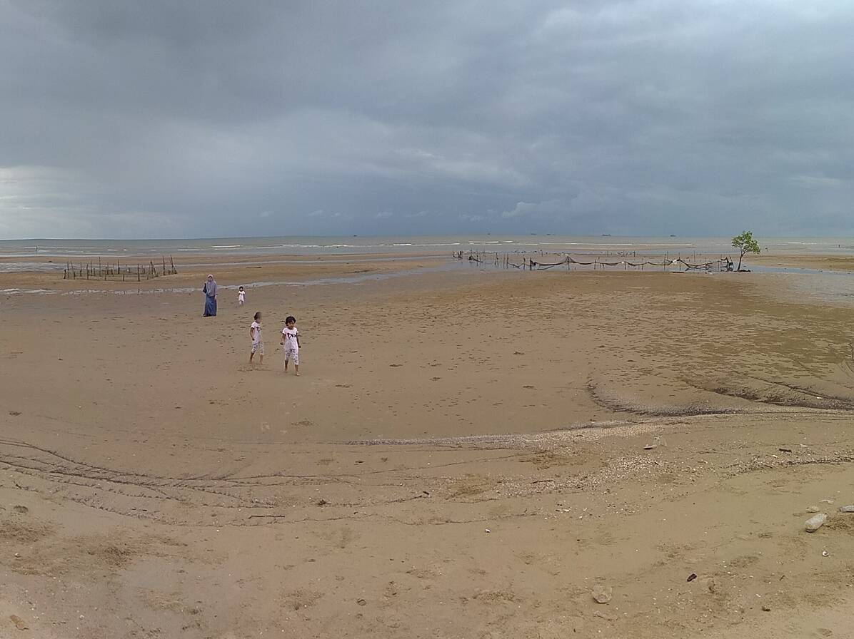 Pantai dengan hamparan pasir yang luas