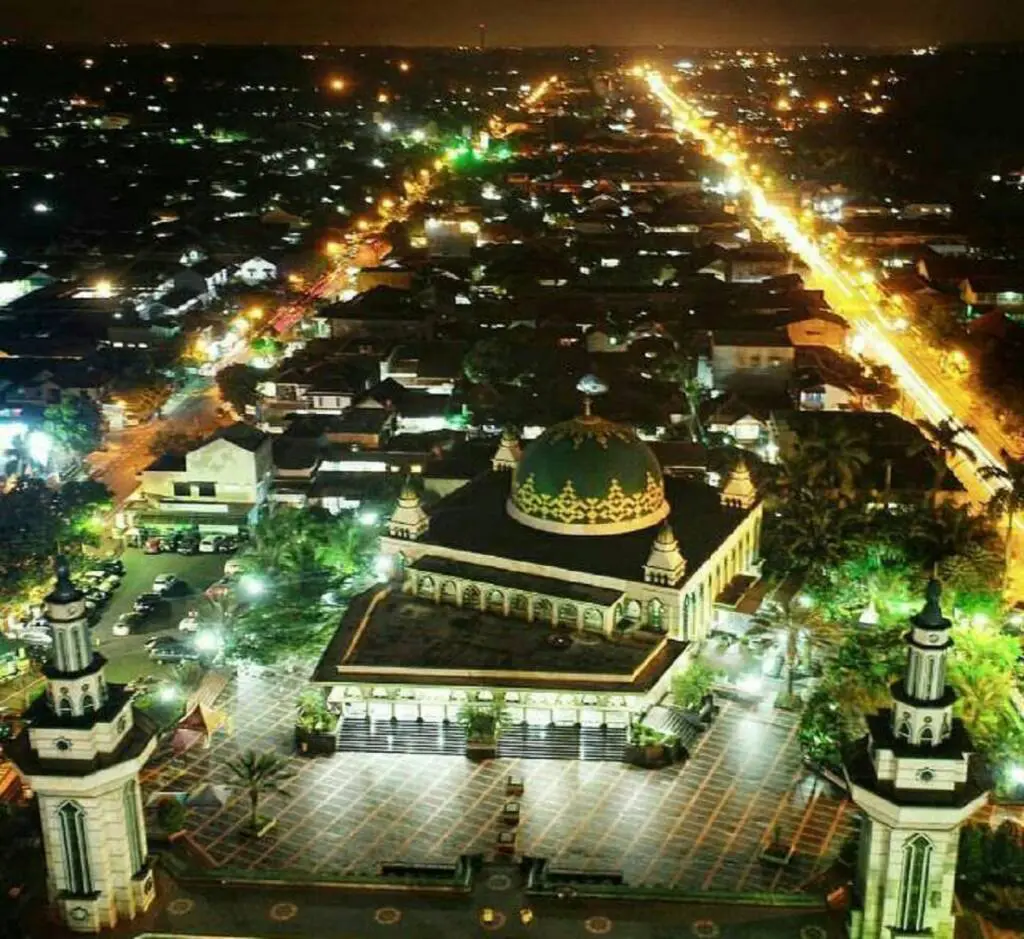 Lanskap Masjid Agung Ciamis berlatar perkotaan ketika malam.