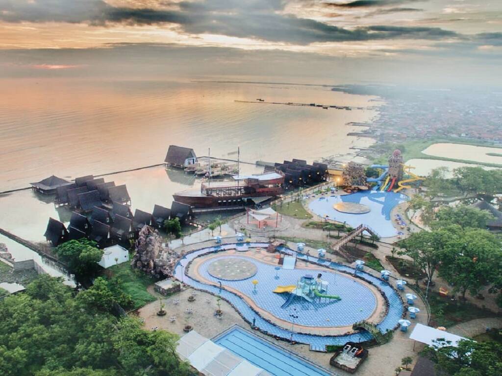 Ade Irma Waterland Cirebon menawarkan wisata tepi laut terpadu.