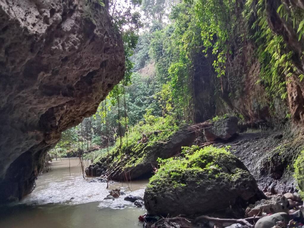 Aliran sungai yang ada di dalam gua