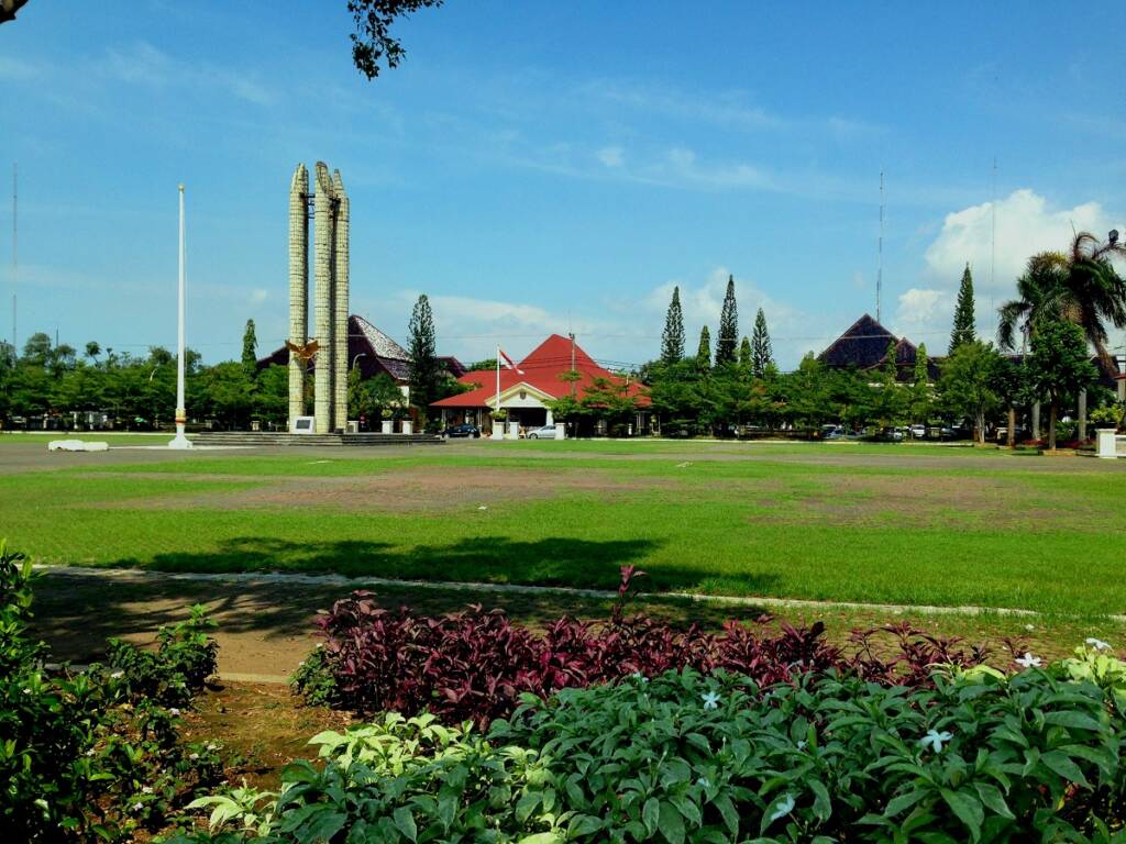 Alun-alun Indramayu dengan Tugu Bambu Runcing di tengah lapangan rumputnya.