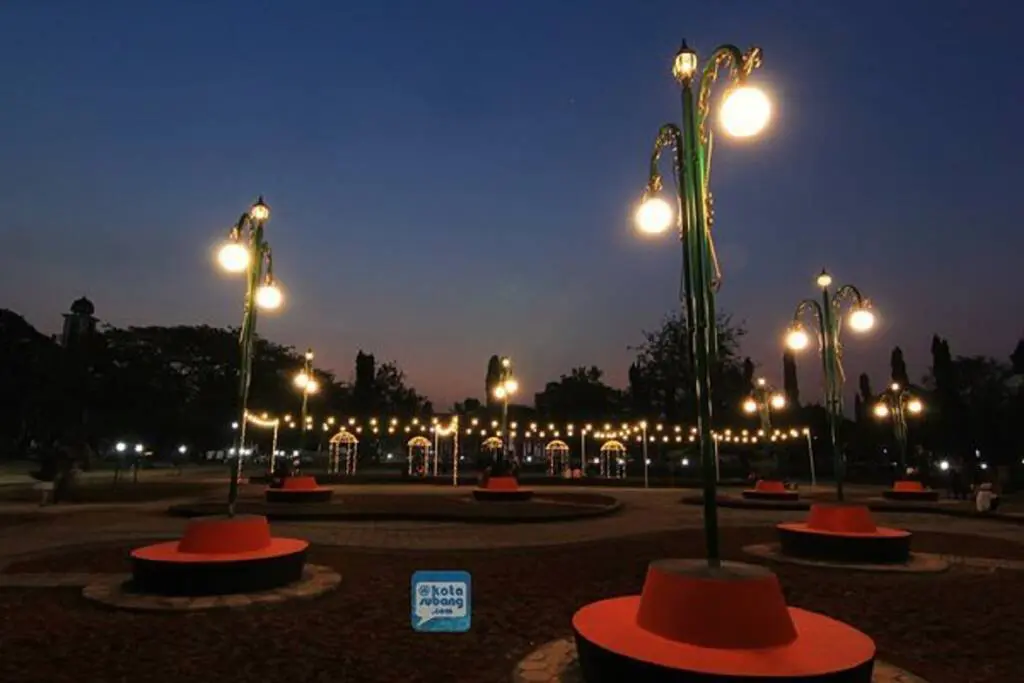 Taman Alun-alun Subang berhias lampu-lampu ketika malam.