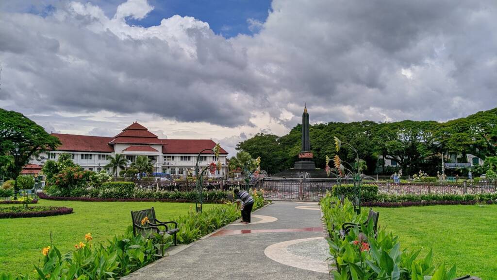 Alun-alun Tugu Kota Malang berada tepat di depan gedung Balaikota.