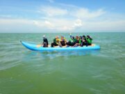 Pengunjung yang sedang naik wahana banana boat