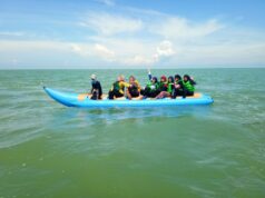 Pengunjung yang sedang naik wahana banana boat