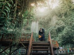 Berfoto di Depan Air Terjun