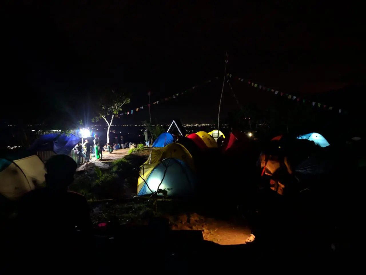 Bukit yang cocok untuk berkemah