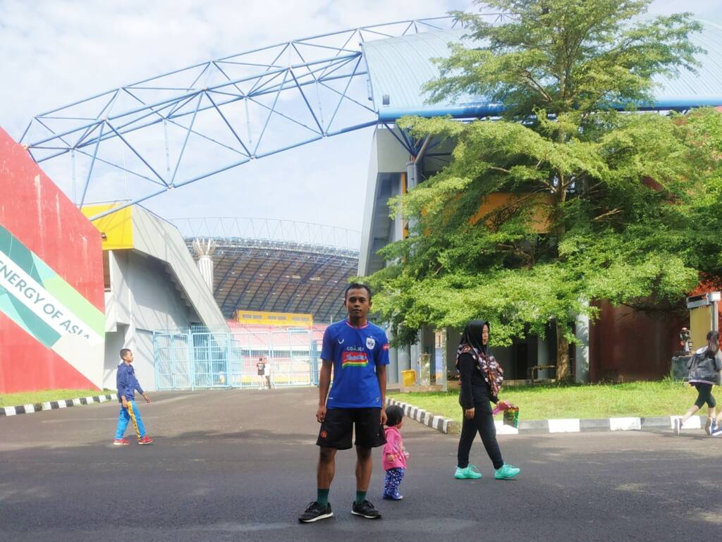 Pengunjung yang berolahraga di Jakabaring Sport City