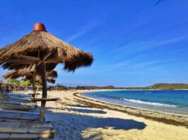 Bersantai di Gazebo Pantai Tanjung Aan Lombok