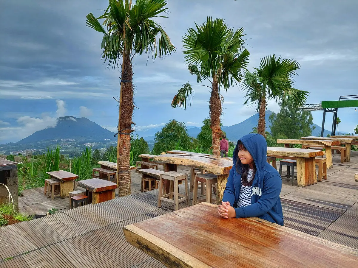 Panorama indah di cafe puncak bukit