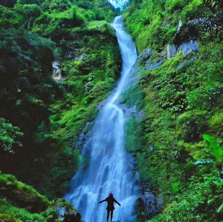 Pesona Curug Cibareubeuy Subang di antara bukit hijau