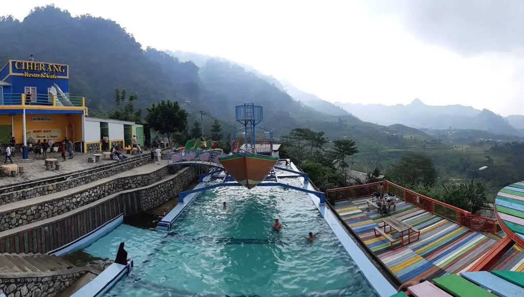 Kolam renang dan waterpark wisata Air terjun Ciherang