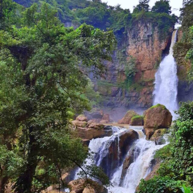 derasnya aliran air curug cimarinjung