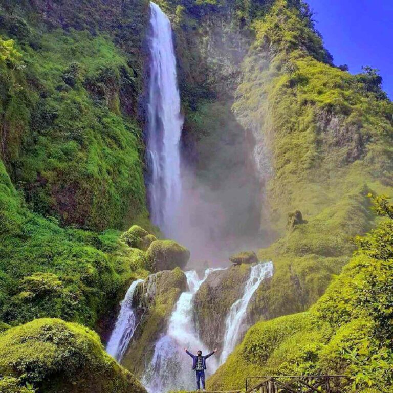 Derasnya curahan air terjun Curug Citambur Cianjur