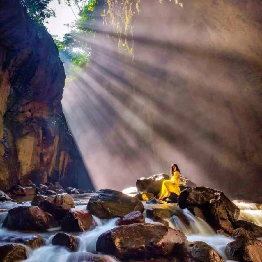 keindahan aliran sungai curug Ibun Pelangi