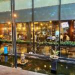 Desain Cafe yang estetik ini berlokasi di Jakarta Barat